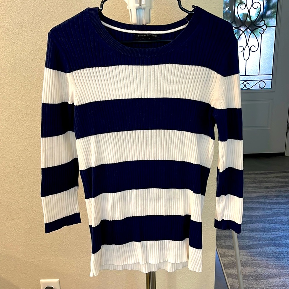 Women’s Banana Republic sweater (M)